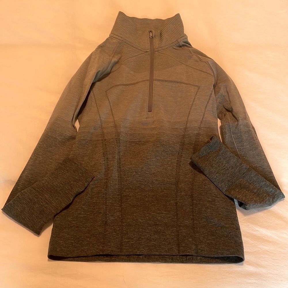 Ivivva lululemon girls fitted pullover. Size 12, grey ombré. In great condition!